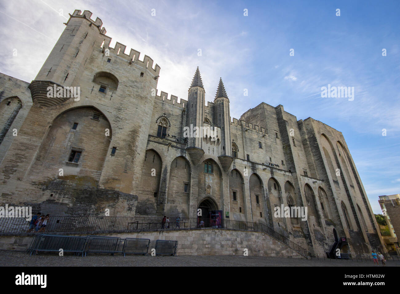 Vedute di Avignone e la Cattedrale e il Palazzo Papale dalla Place du Palais. Un sito del Patrimonio mondiale dal 1995. Foto Stock
