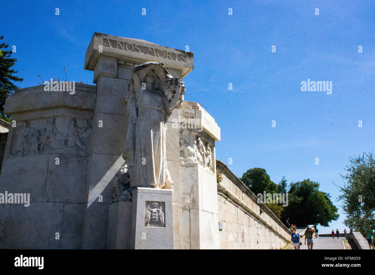 Le mura e le torri della città papale di Avignone nel sud della Francia. Un sito del Patrimonio mondiale dal 1995. Foto Stock
