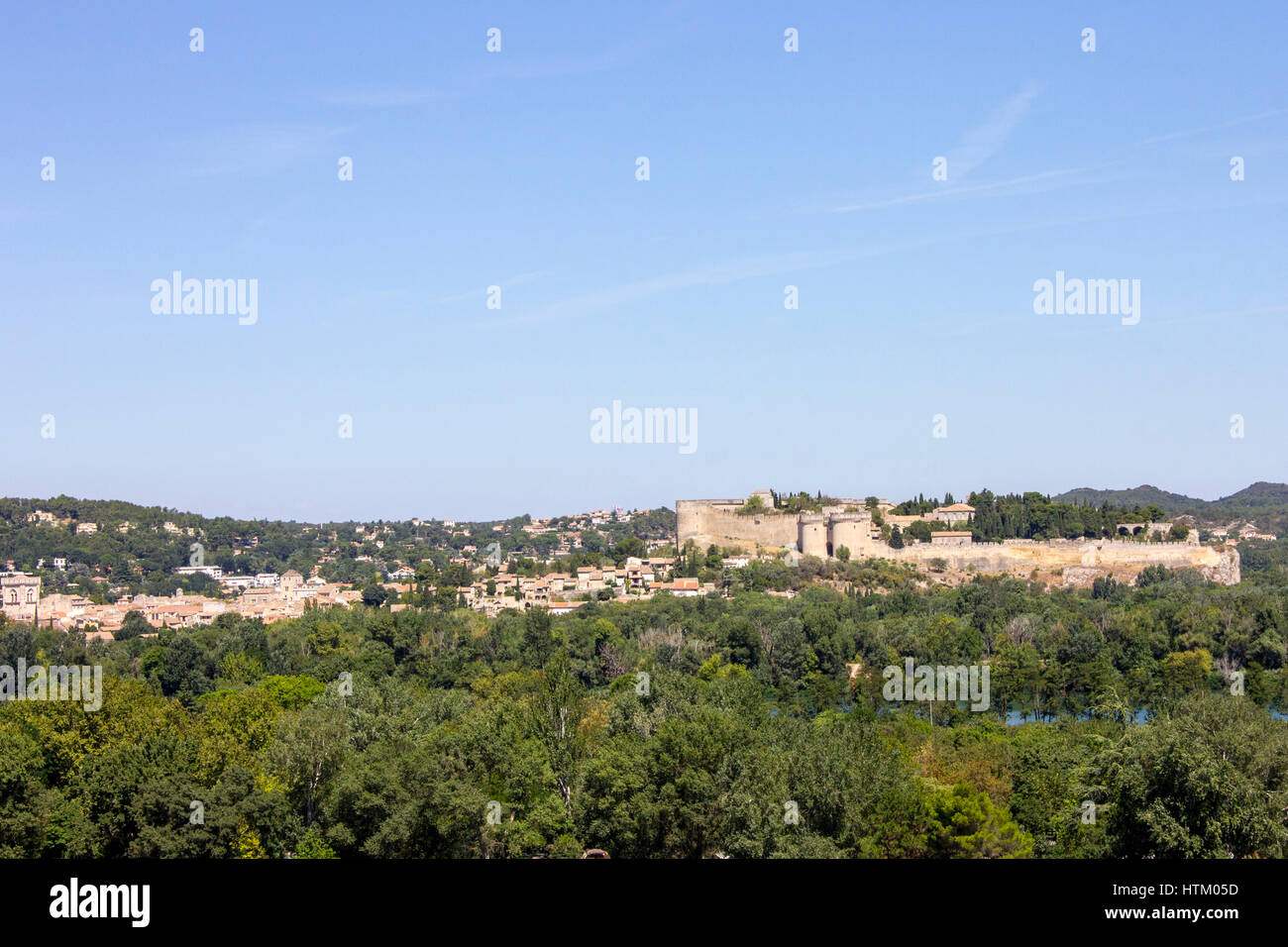 Le mura e le torri della città papale di Avignone nel sud della Francia. Un sito del Patrimonio mondiale dal 1995. Foto Stock