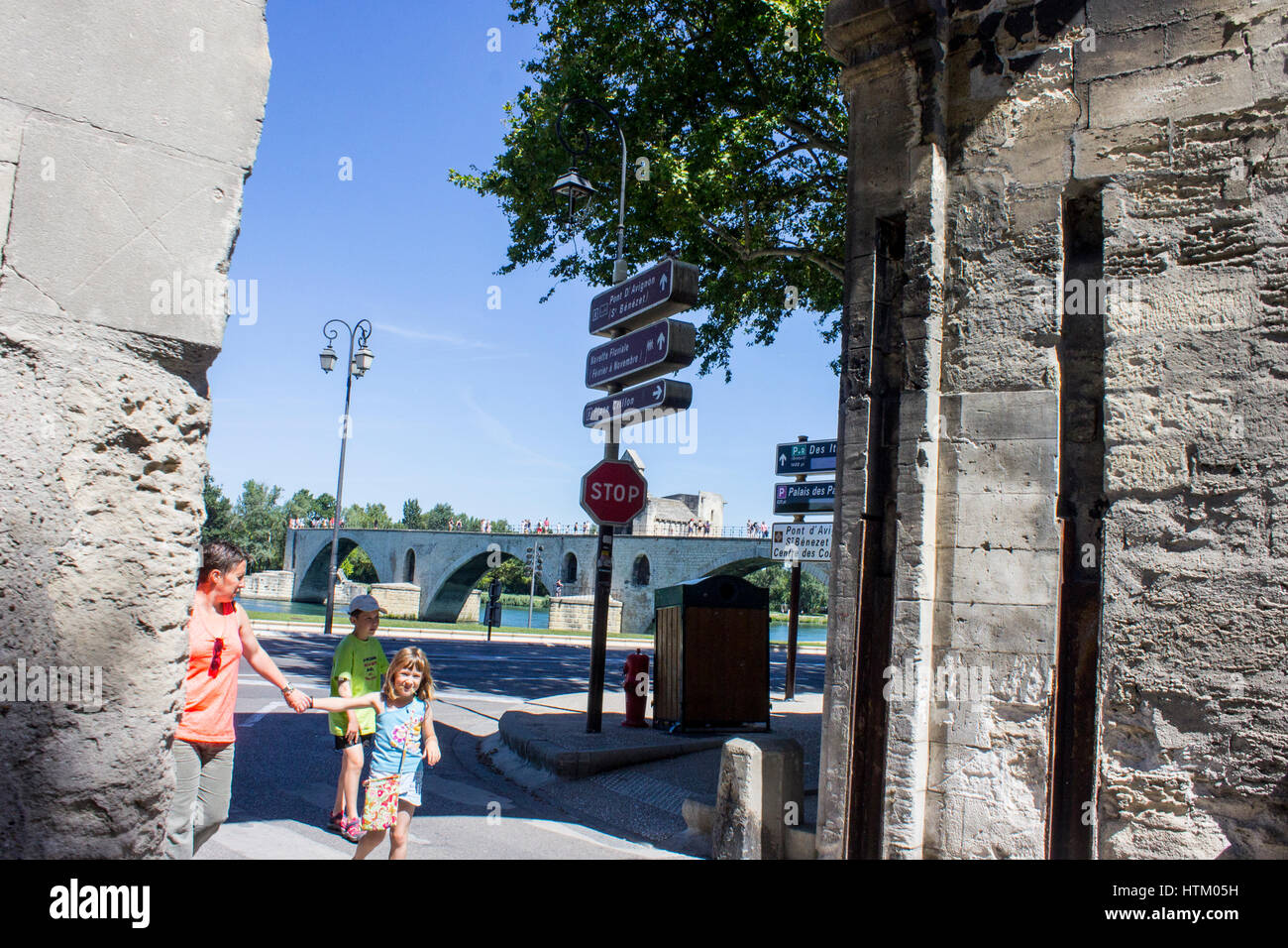 Le mura e le torri della città papale di Avignone nel sud della Francia. Un sito del Patrimonio mondiale dal 1995. Foto Stock