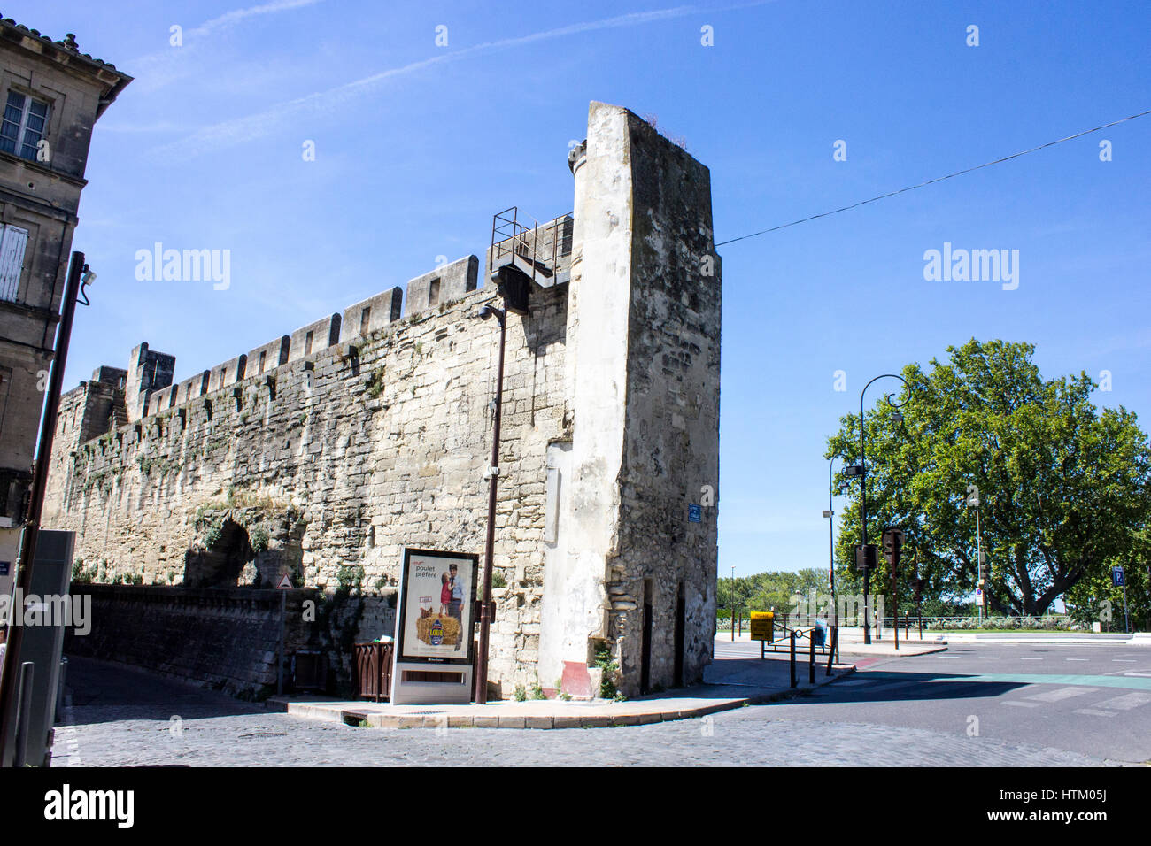 Le mura e le torri della città papale di Avignone nel sud della Francia. Un sito del Patrimonio mondiale dal 1995. Foto Stock