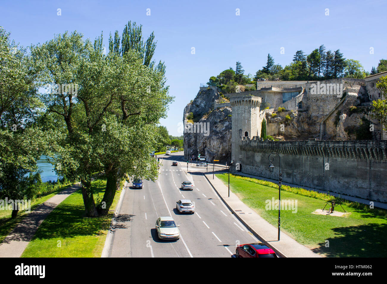 Le mura e le torri della città papale di Avignone nel sud della Francia. Un sito del Patrimonio mondiale dal 1995. Foto Stock