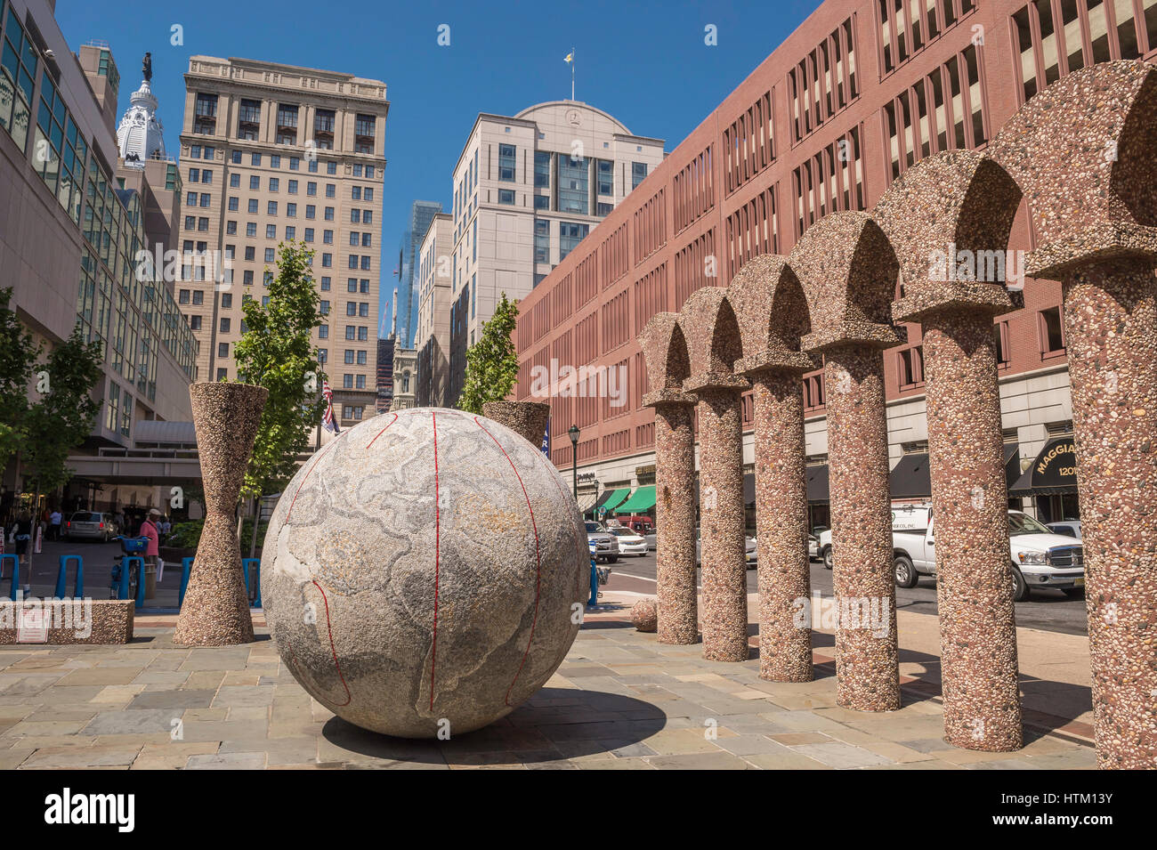 Parco del mondo, gli ordini e le prospettive da Ned Smyth, Marriott Hotel Plaza, 12th Street e nocciola Street, Philadelphia, PA, Stati Uniti d'America Foto Stock