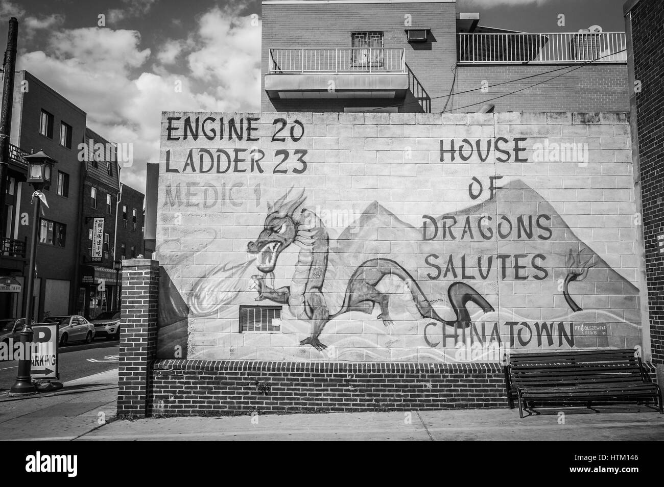 Casa di draghi saluta, murale in compagnia del motore 20, Chinatown, 1301 10th Street, Philadelphia, Pennsylvania, STATI UNITI D'AMERICA Foto Stock