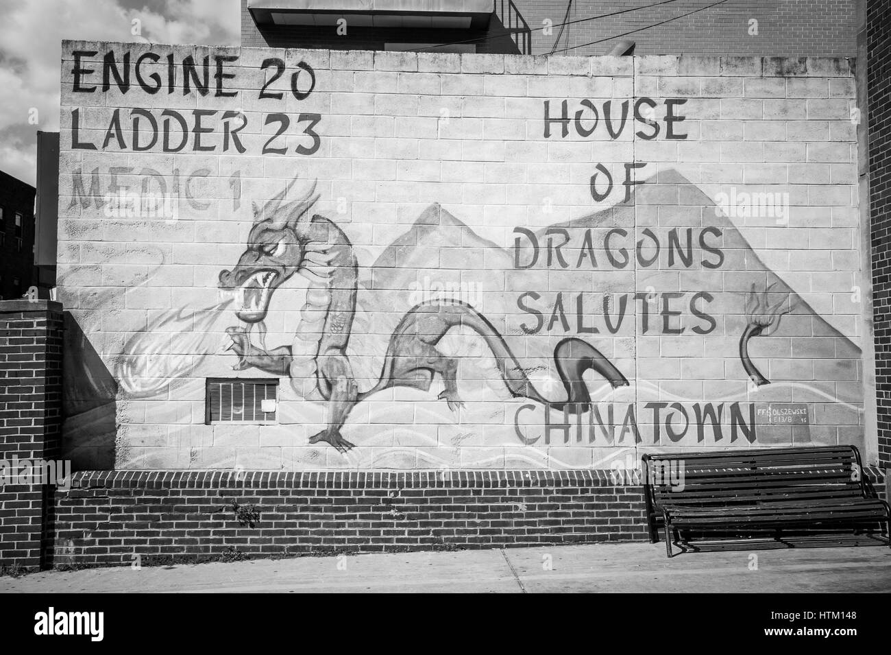 Casa di draghi saluta, murale in compagnia del motore 20, Chinatown, 1301 10th Street, Philadelphia, Pennsylvania, STATI UNITI D'AMERICA Foto Stock