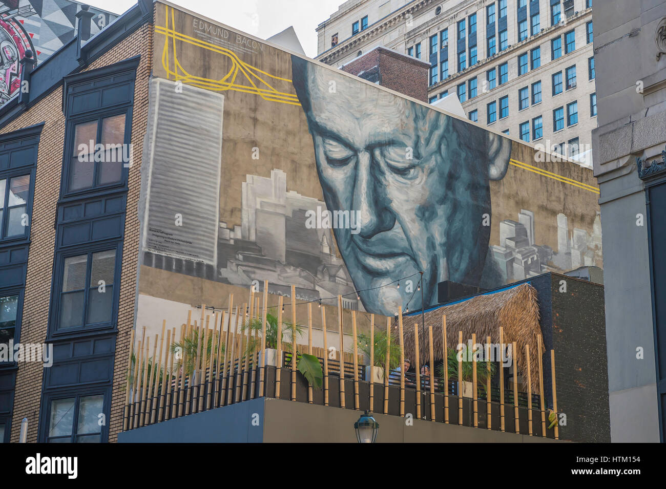 Il padre della moderna Philadelphia, murale di Gala, di pianificatore urbano Edmund Bacon, XIII e il Drury strade, centro città, Philadelphia, Pennsylvania, STATI UNITI D'AMERICA Foto Stock