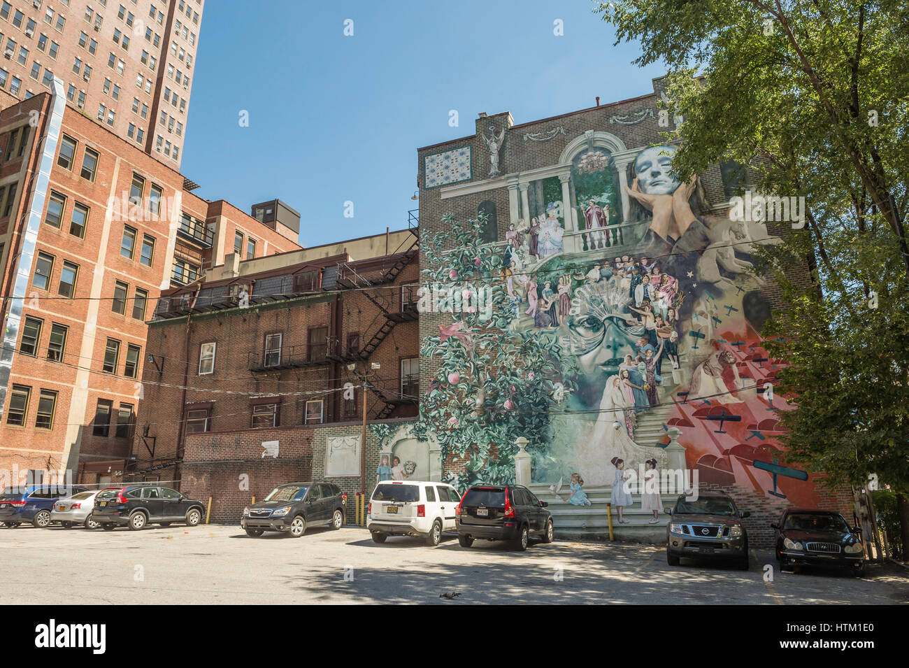 Le donne in corso, murale, da Cesar E. Viveros-Herrera e Larissa Preston, Philadelphia, PA, Stati Uniti d'America Foto Stock