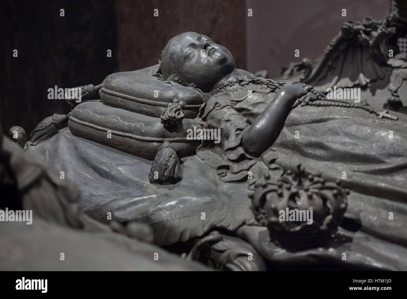 L'arciduchessa Maria Theresia (1762 - 1770) raffigurato disteso sul letto di morte sul suo sarcofago nella Kaisergruft (cripta imperiale) a Vienna, Austria. L'arciduchessa Maria Theresia è stata la figlia maggiore del Sacro Romano Imperatore Giuseppe II e la sua prima moglie Arciduchessa Isabella di Parma. Morì a quasi 8 anni di età. Foto Stock