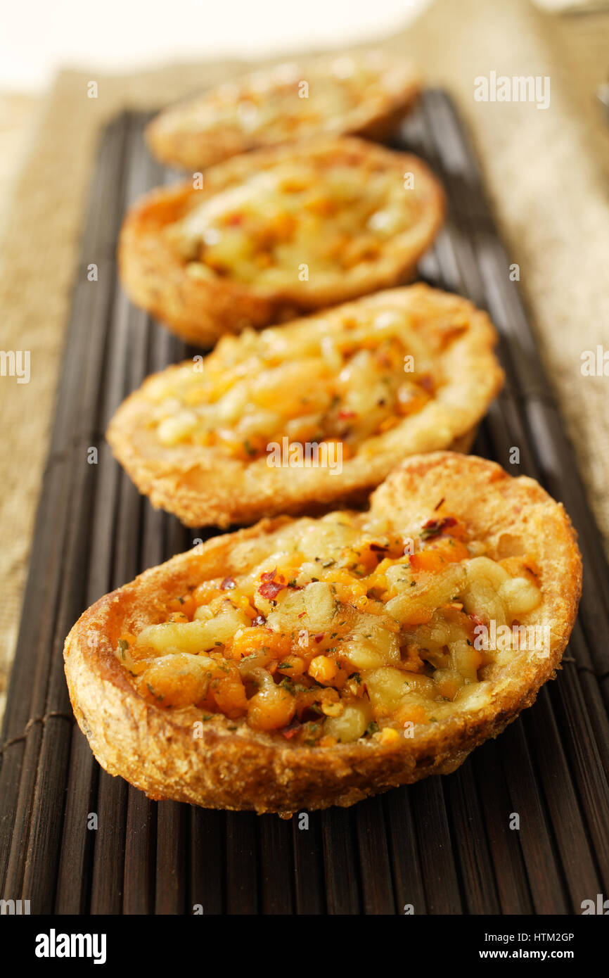 Deliziose patate al forno con fagioli e ripieno di formaggio in studio shot Foto Stock