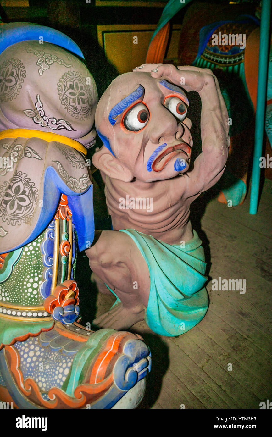 Corea del Sud, Cheongnyong-dong, Busan, Beomeosa temple, la scultura di una temibile creatura che cercano protezione presso il cibo dei quattro re celeste guard Foto Stock