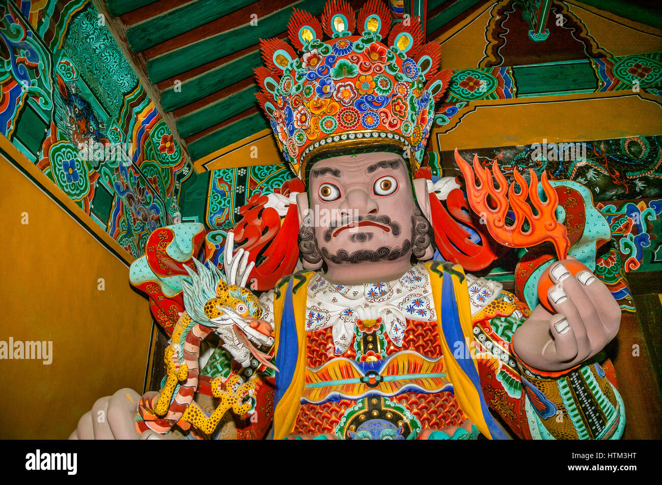 Corea del Sud, Cheongnyong-dong, Busan, tempio Beomeosa, colorato Re Celeste statua a guardia del temple gate, re del west e chi vede tutti Foto Stock
