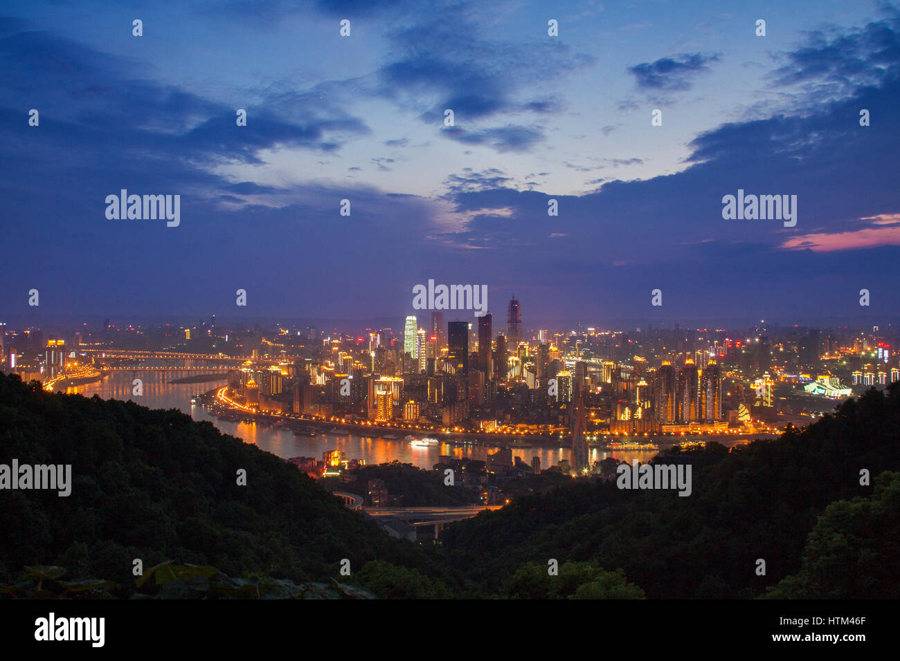 Chongqing Cina downtown skyline della città oltre il fiume Yangtze Foto Stock