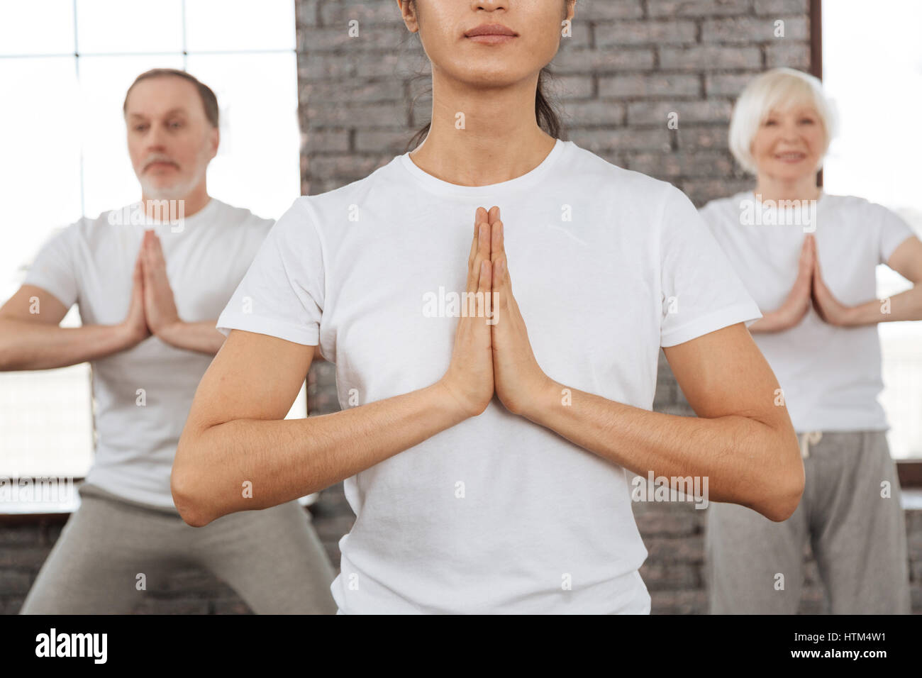 Stretta di mano premuto mentre la meditazione Foto Stock