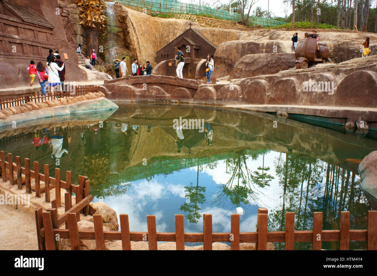 DA LAT, VIET NAM- FEB27: sorprendente di una destinazione per il turismo in Vietnam, opera d'arte sa come galleria di scultura da argilla, folla di viaggiatori che viaggiano archit Foto Stock