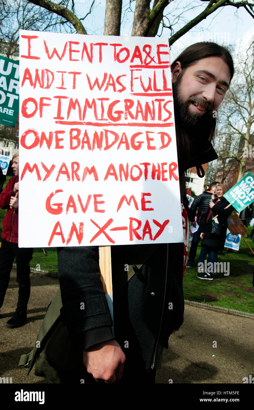 Il centro di Londra. 3 marzo 2017 . Migliaia di lavoratori della sanità, attivisti e membri del pubblico hanno protestato contro austerità in servizio sanitario Foto Stock