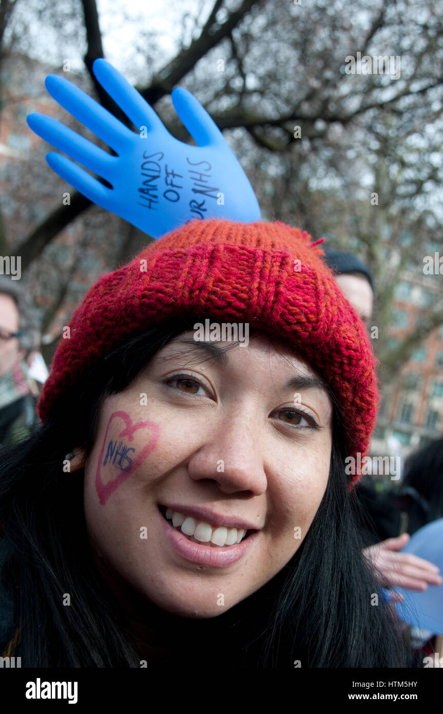 Il centro di Londra. 3 marzo 2017 . Migliaia di lavoratori della sanità, attivisti e membri del pubblico hanno protestato contro austerità in servizio sanitario Foto Stock