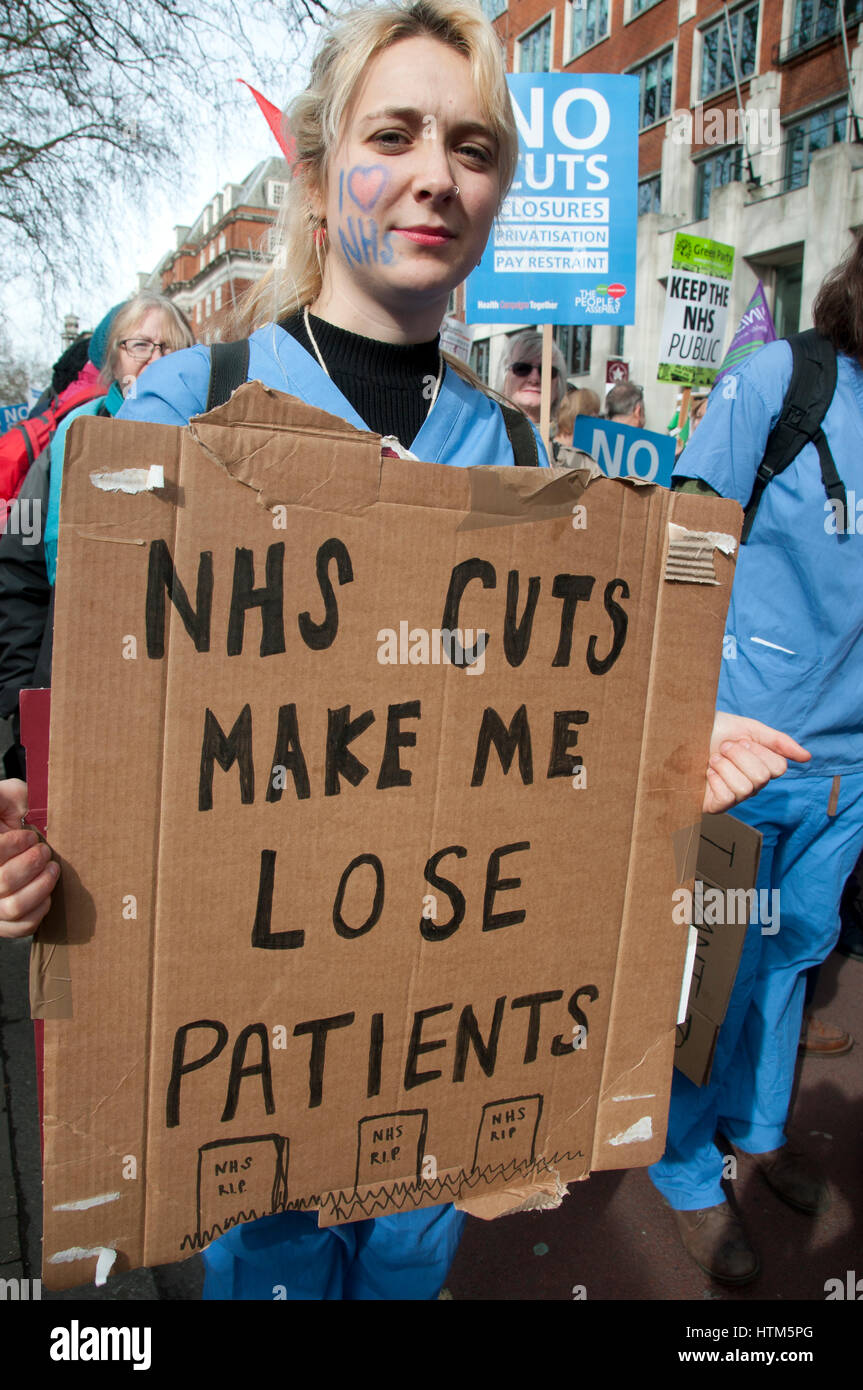 Il centro di Londra. 3 marzo 2017 . Migliaia di lavoratori della sanità, attivisti e membri del pubblico hanno protestato contro austerità in servizio sanitario Foto Stock