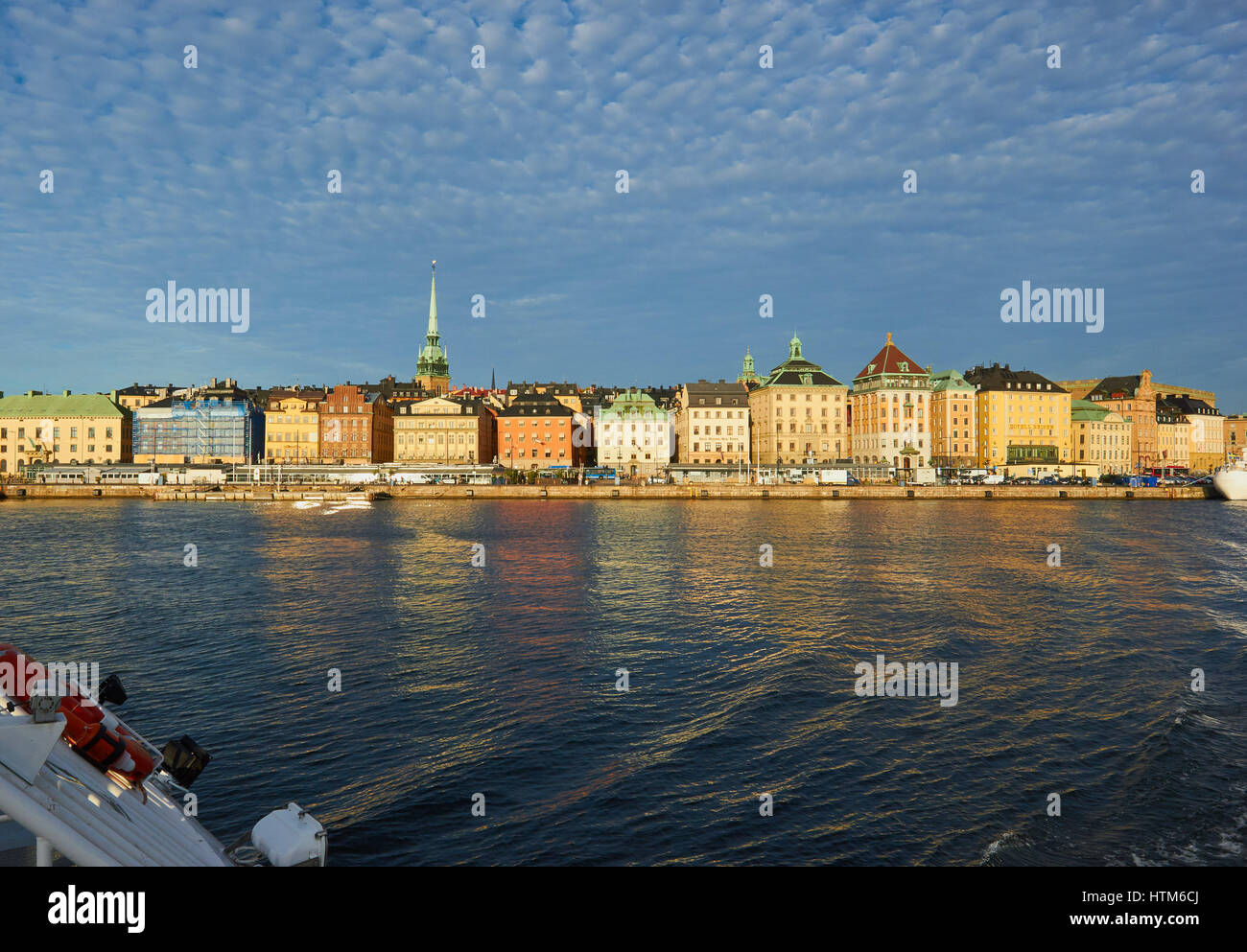 Gamla Stan waterfront dal traghetto all'alba, Stoccolma, Svezia e Scandinavia Foto Stock