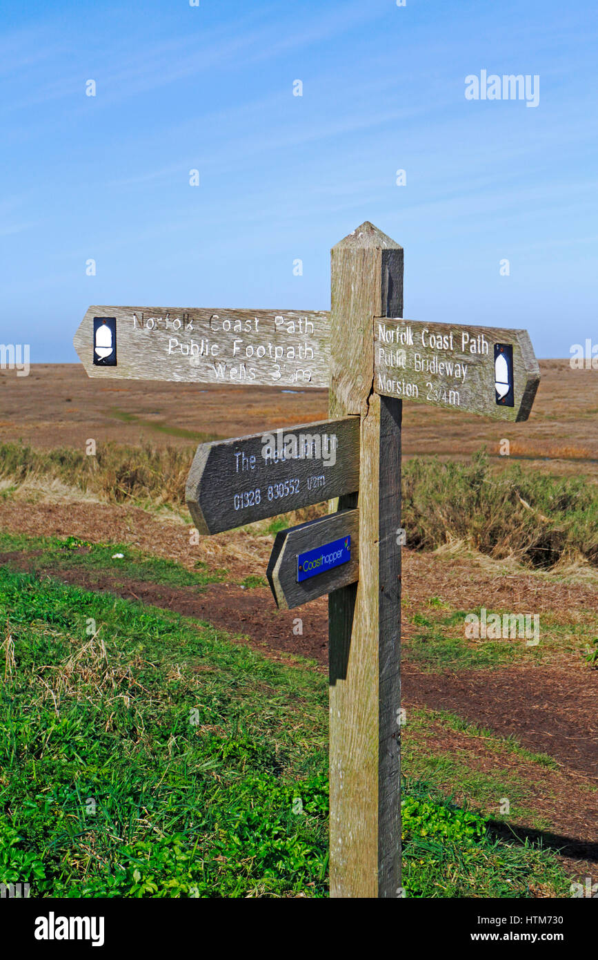 Un segno di Norfolk Coast Path dalle paludi saline nel Nord Norfolk a Stiffkey, Norfolk, Inghilterra, Regno Unito. Foto Stock