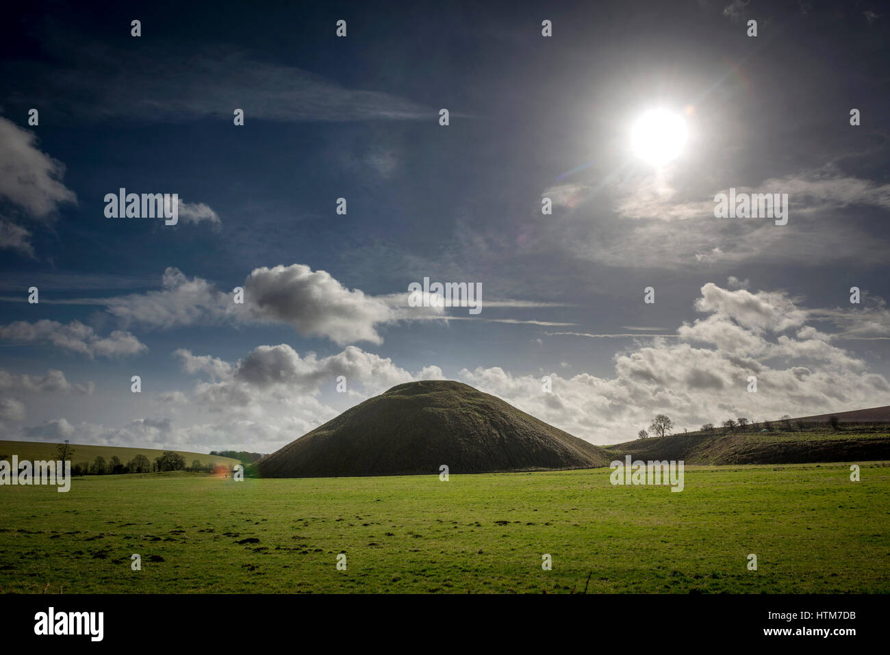 Silbury Hill tumulo neolitico nei pressi di Avebury, Wiltshire, Regno Unito Foto Stock