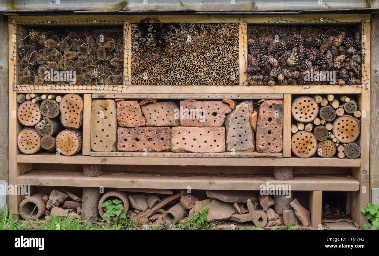 Una pila di fauna selvatica realizzato per fornire luoghi o rifugi per wild creature a vivere nella morte e degrado di materiali legnosi che imitano le caratteristiche naturali. Foto Stock