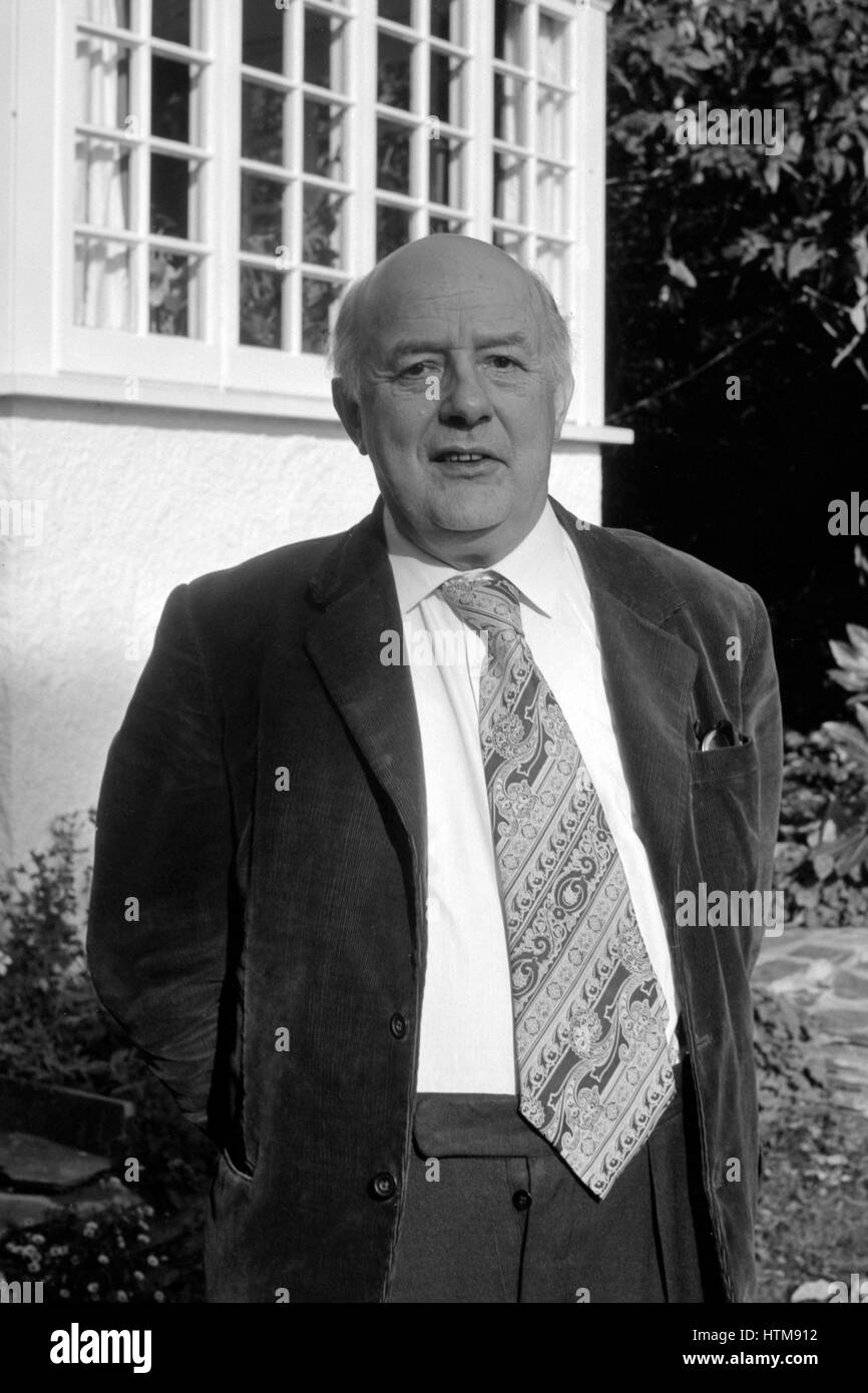 Sir John Betjeman, 66, visibile a 'Treen', la sua casa vicino a Polzeath e St Albans, dopo che esso è stato annunciato che egli è il nuovo poeta laureato in successione al fine di Cecil Giorno-lewis. Foto Stock