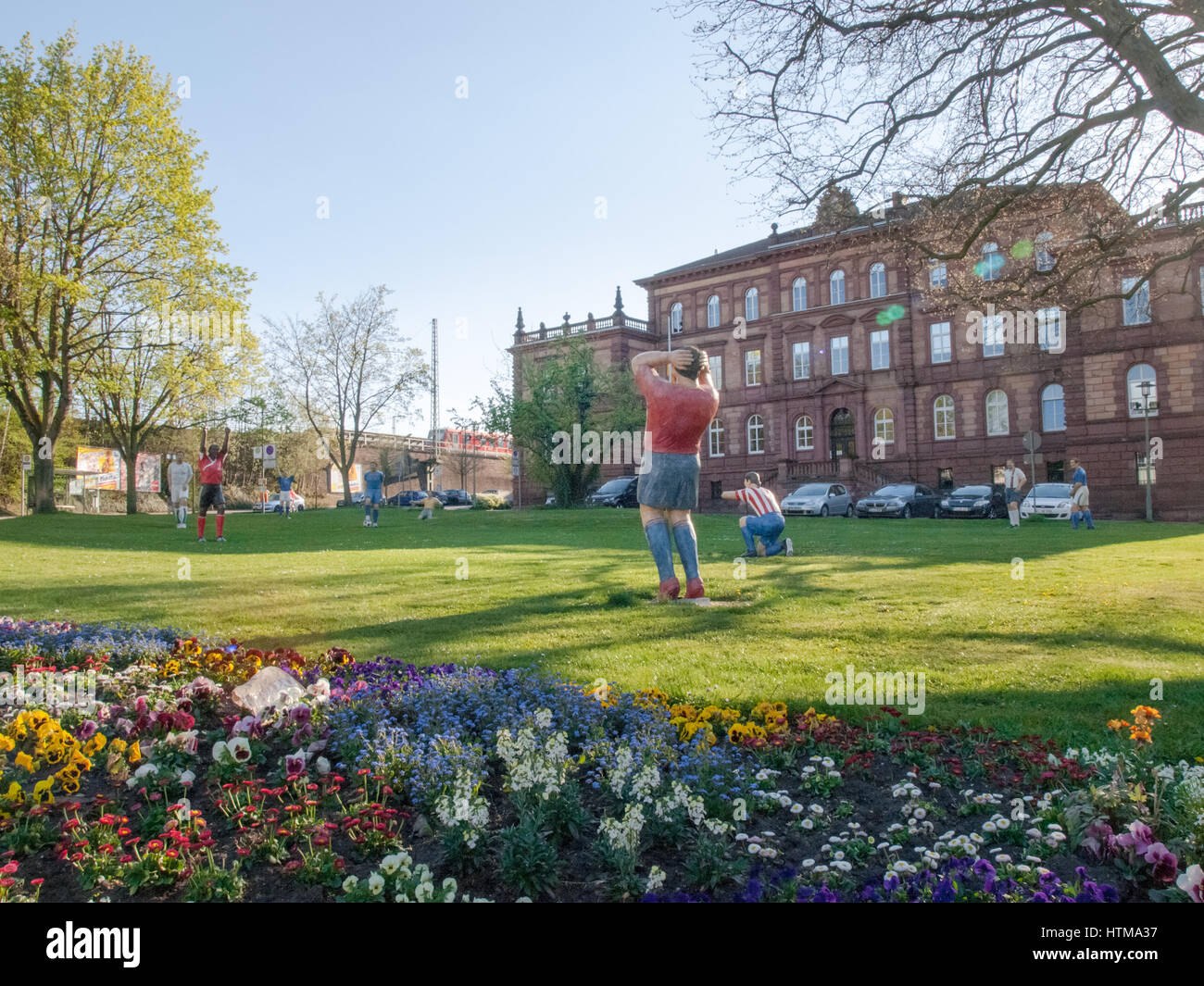 Kaiserslautern, Germania - 18 Aprile 2015: Le Statue dei giocatori di calcio sono posizionati su un giardino pubblico. Simboleggiano la passione che vive in questa città per Foto Stock