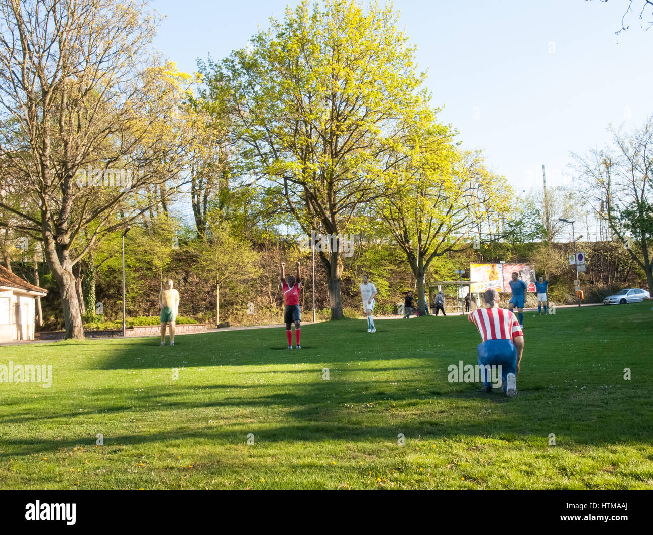 Kaiserslautern, Germania - 18 Aprile 2015: Le Statue dei giocatori di calcio sono posizionati su un giardino pubblico. Simboleggiano la passione che vive in questa città per Foto Stock