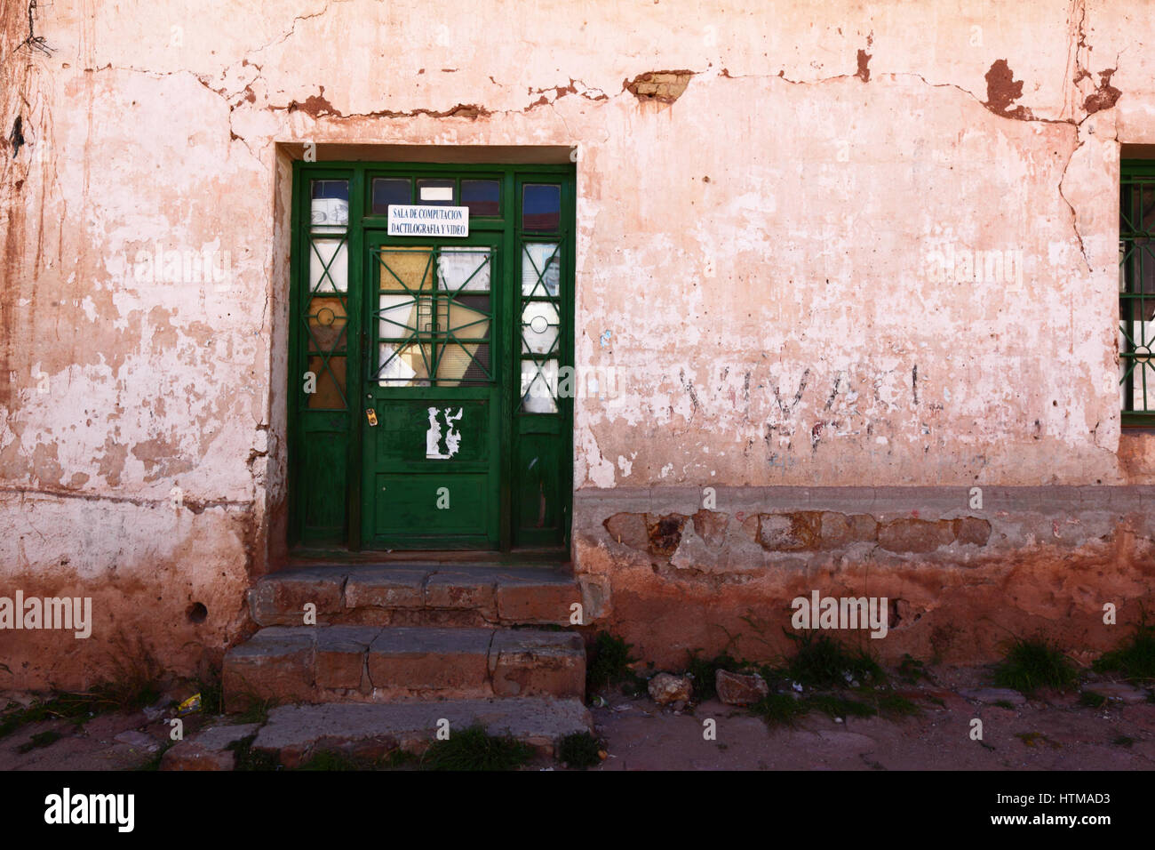 Ingresso al Computing e sala video della scuola in costruzione rustica in Pulacayo, dipartimento di Potosi, Bolivia Foto Stock