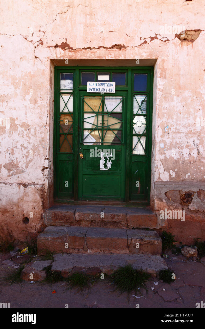 Ingresso al Computing e sala video della scuola in costruzione rustica in Pulacayo, dipartimento di Potosi, Bolivia Foto Stock