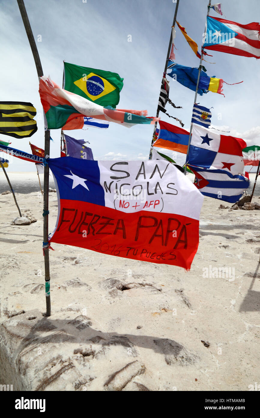 "Non più gli AFP' slogan di protesta contro i fondi pensione privati e il sistema pensionistico cileno sulla bandiera cilena, Salar de Uyuni, Bolivia Foto Stock