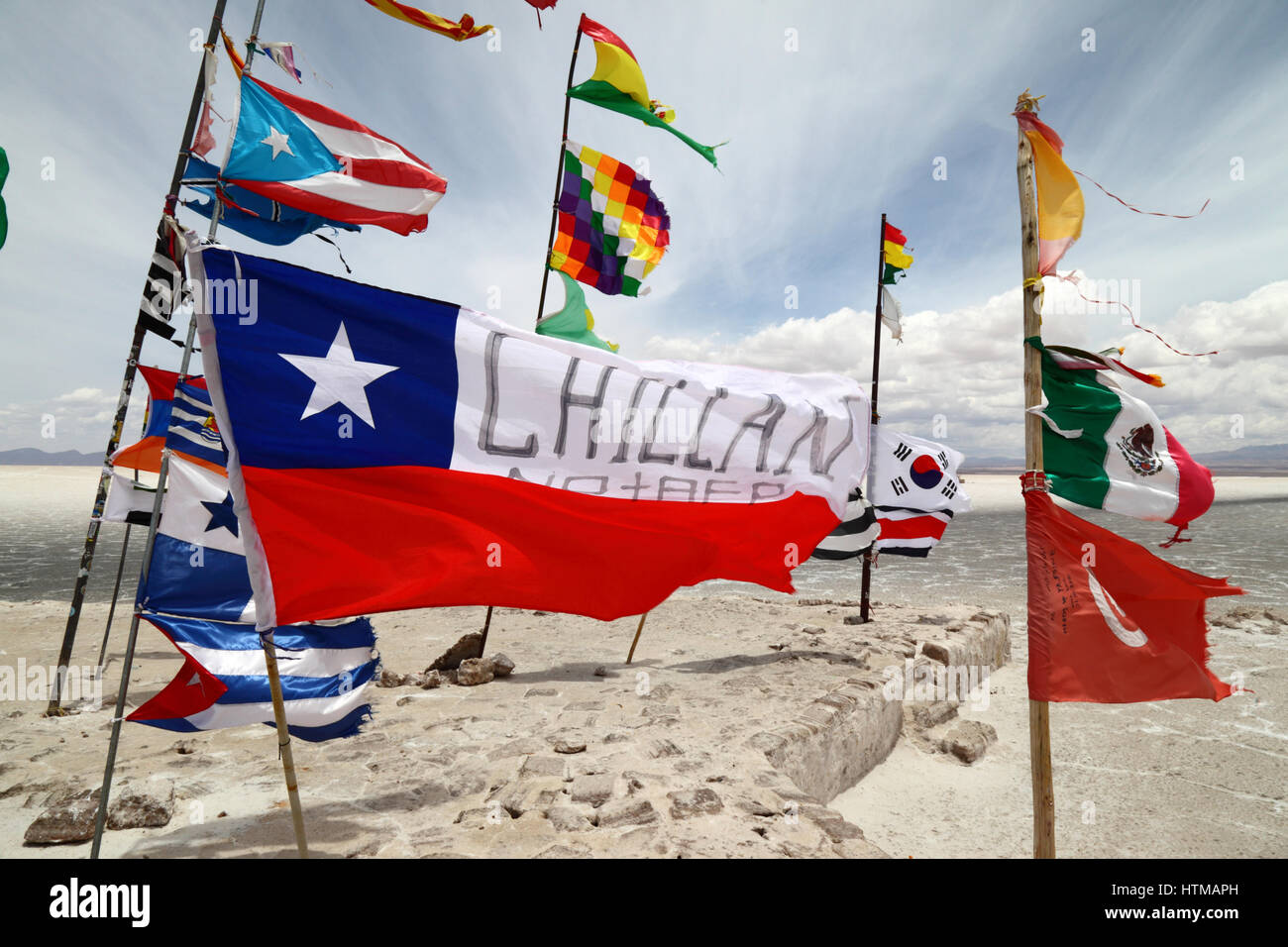 "Non più gli AFP' slogan di protesta contro i fondi pensione privati e il sistema pensionistico cileno sulla bandiera cilena, Salar de Uyuni, Bolivia Foto Stock