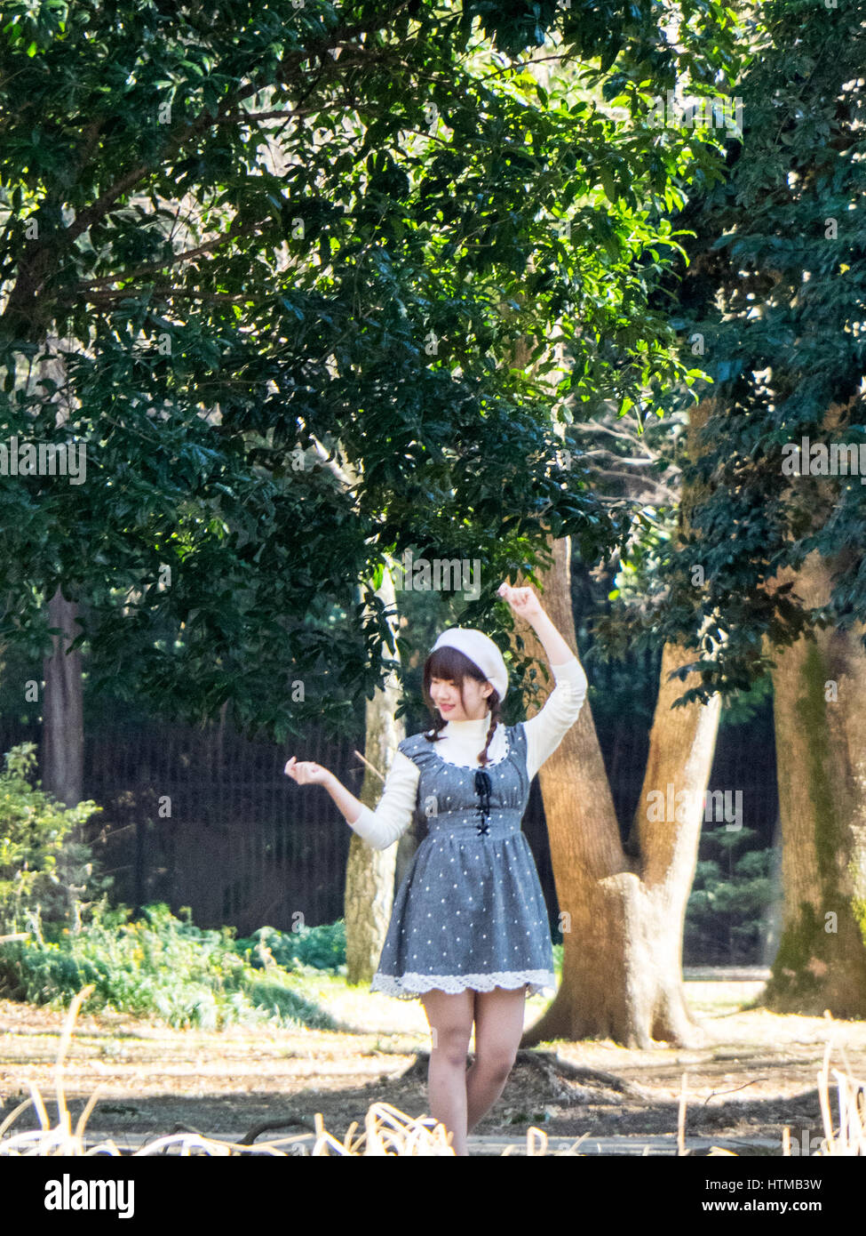 Una giovane donna giapponese in posa per una fotografia a Yoyogi Park, Shibuya, Tokyo, Giappone. Foto Stock