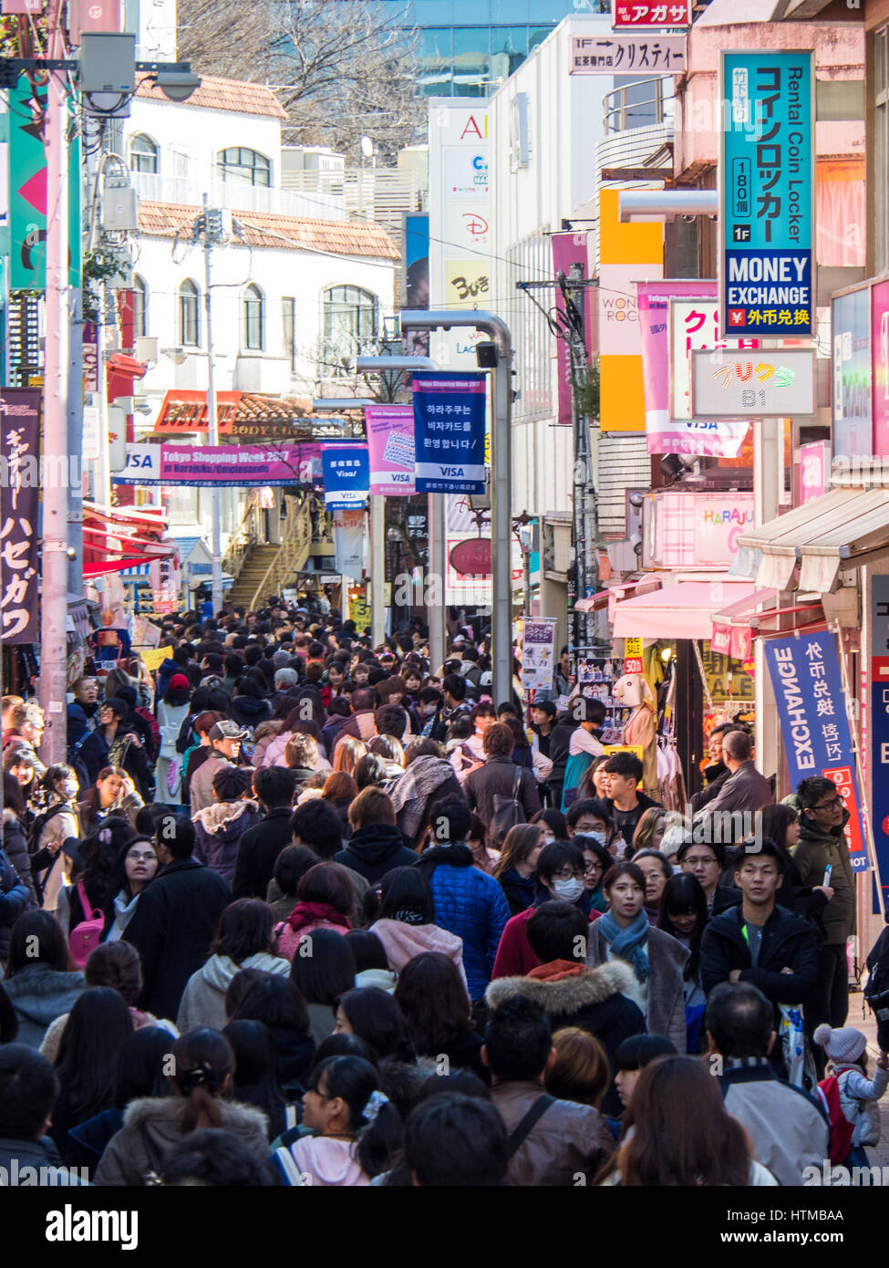 Takeshita Street Harajuku affollate di acquirenti e turisti. Foto Stock