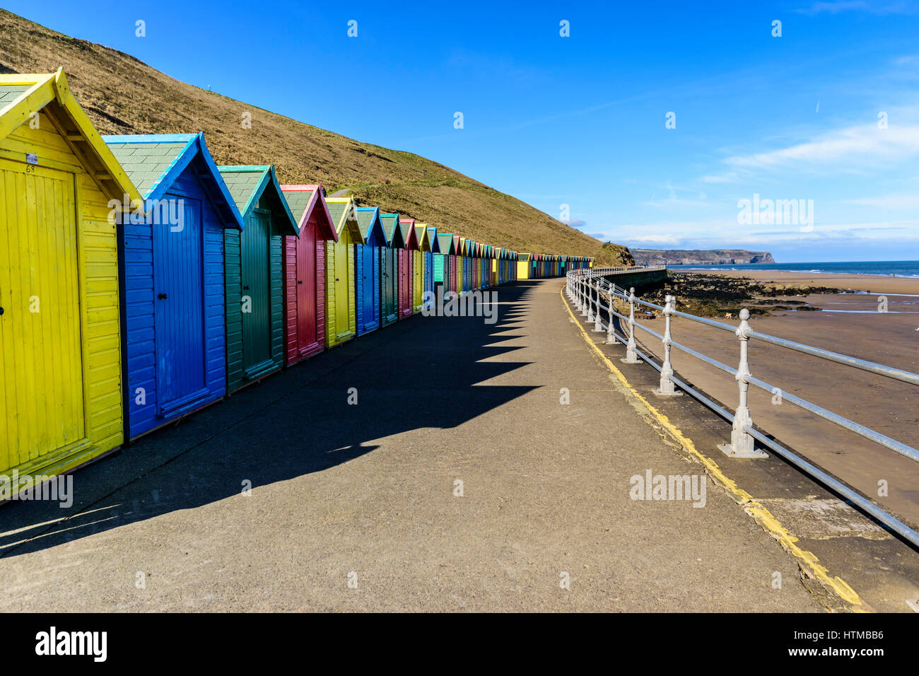 Pittoresca spiaggia di capanne a Whitby nello Yorkshire. Foto Stock