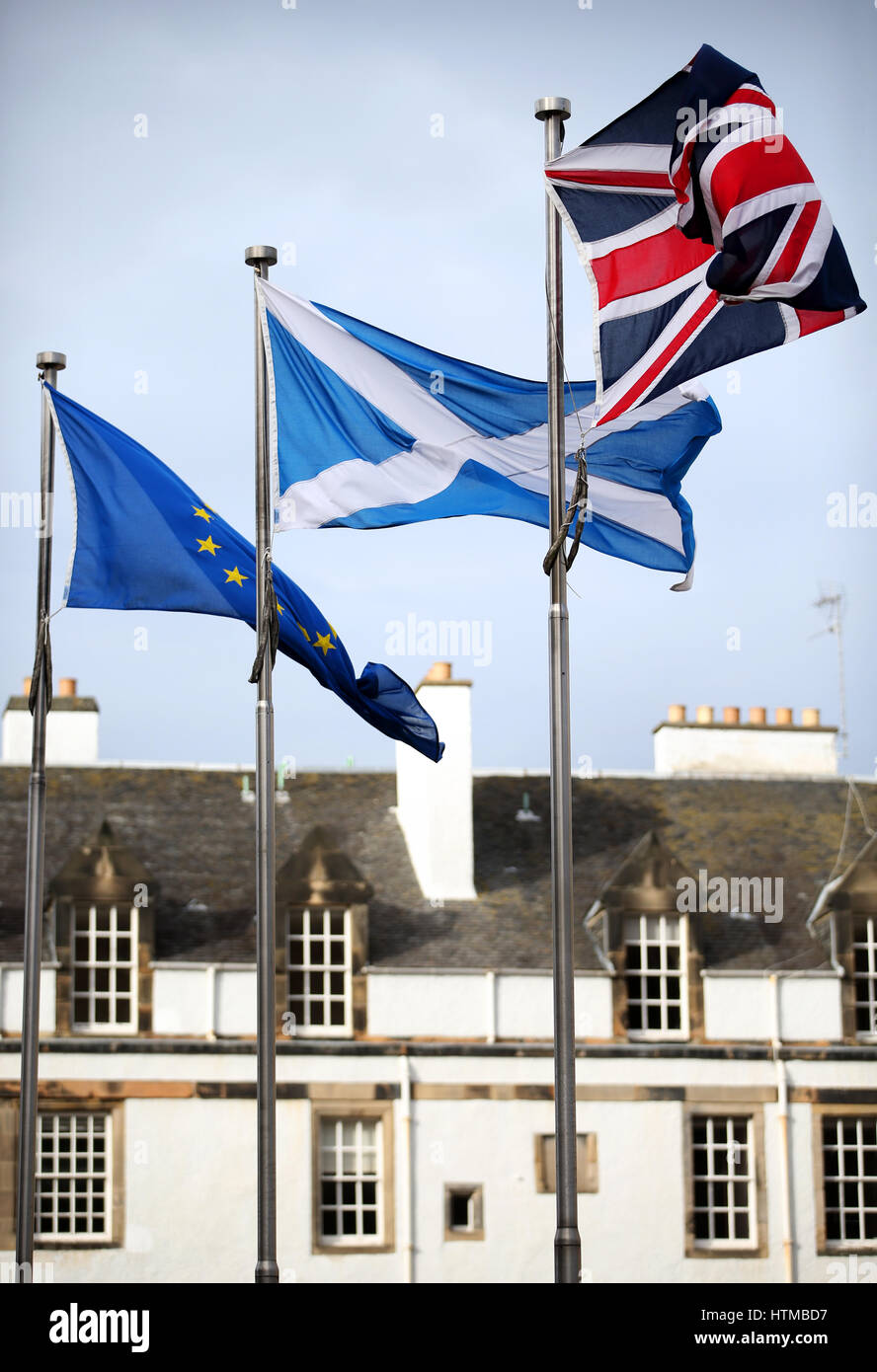 Una Unione Jack, si intraversa e bandiera europea volare al di fuori del Parlamento scozzese di Edimburgo. Foto Stock