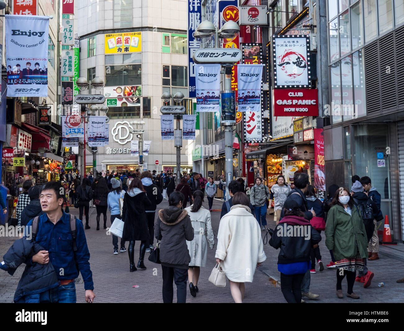 Strade congestionate di Shibuya il quartiere dello shopping di Tokyo in Giappone. Foto Stock