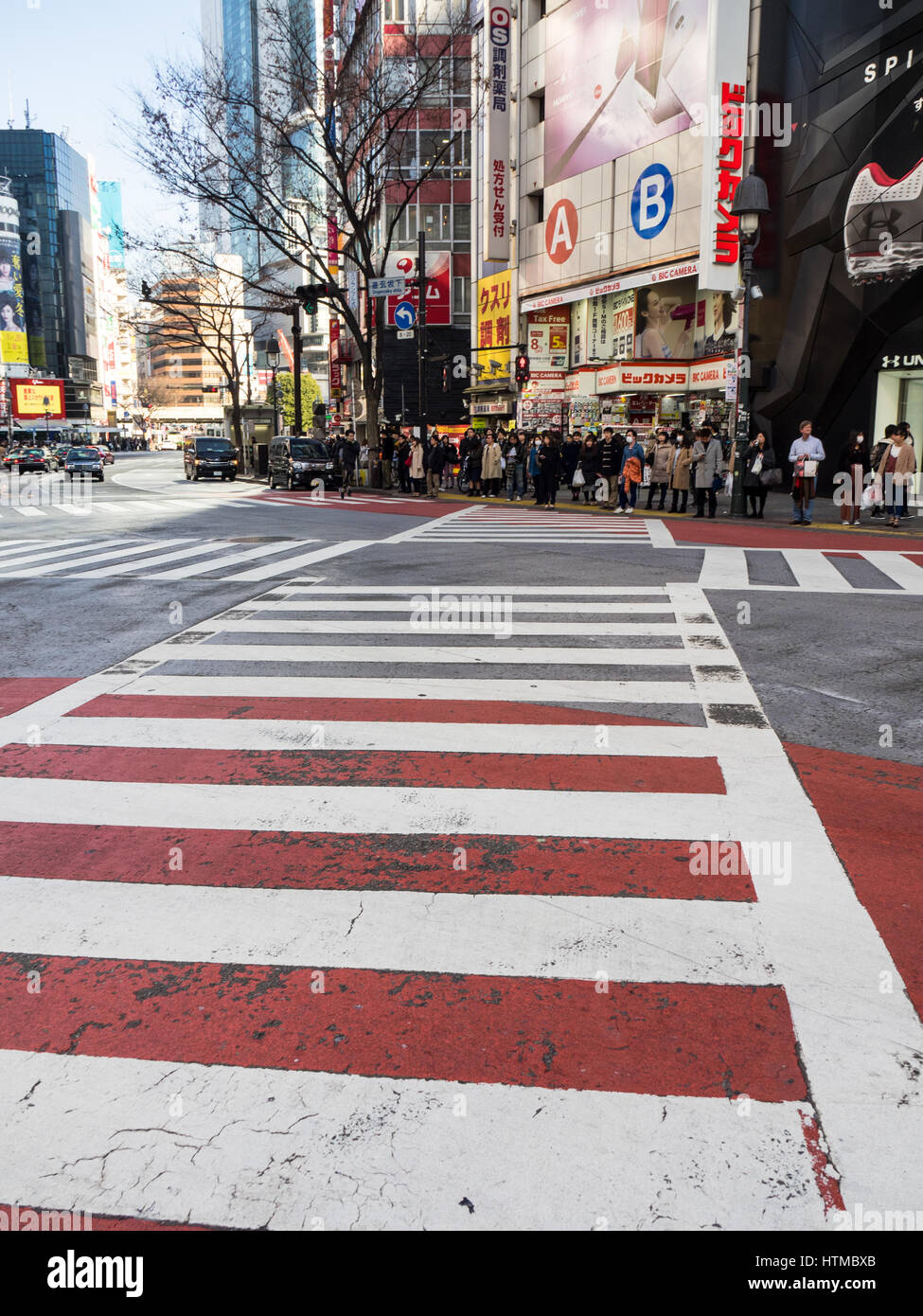 Crosswalk attraverso un ampio incrocio in Shibuya di Tokyo in Giappone. Foto Stock