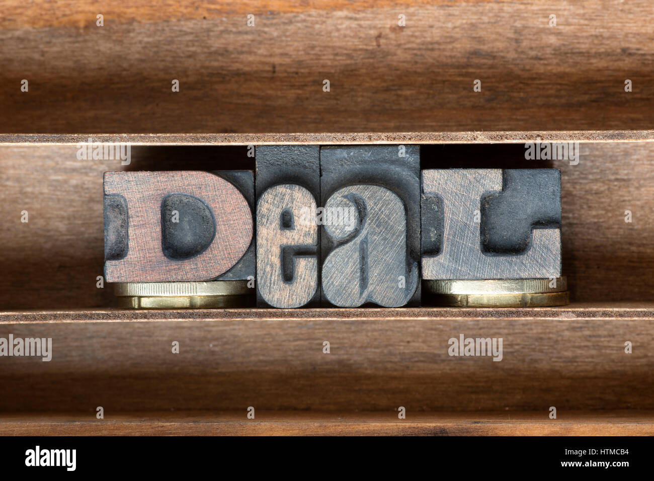 Trattare parola fatta da vintage tipo di stampa in rilievo sul vassoio in legno Foto Stock