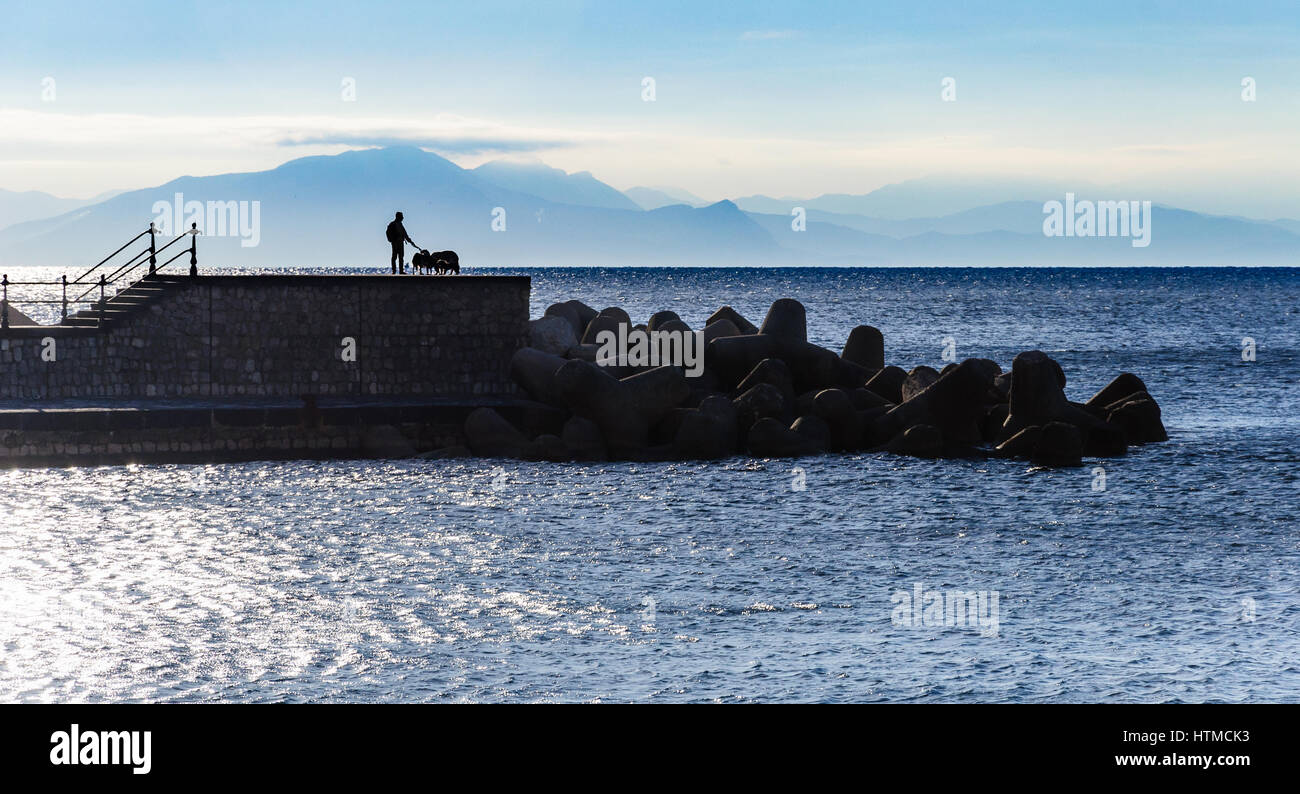 Golfo di Salerno all'alba. In Italia, guardando a sud dalla città di Amalfi verso Salerno. Presa all'alba che cattura un tranquillo tranquillo paesaggio Foto Stock