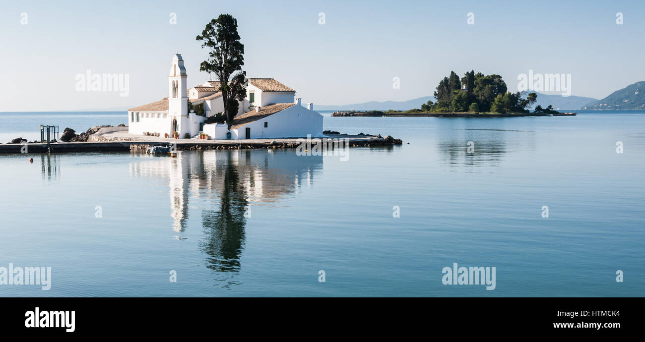 Il tranquility. La chiesa di Panagia Vlacherna e l isola di Pontikonissi (mouse island) su un tranquillo mattino.prese a Corfù, Grecia. Foto Stock