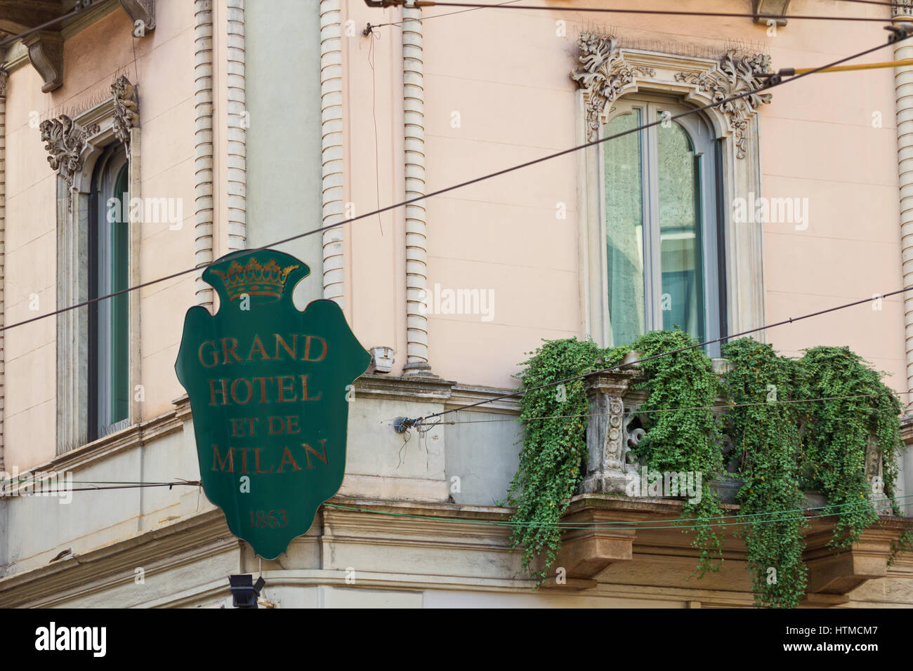 Finestre della suite di Giuseppe Verdi dove passò nel 1901 - Grand Hotel et de Milan, Milano, Italia Foto Stock
