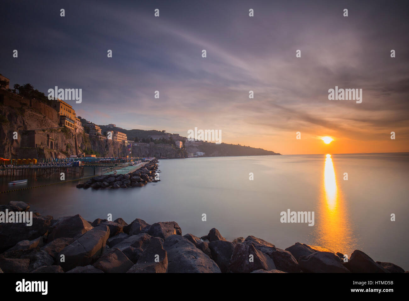 Marameo Beach a Sorrento, Italia durante il tramonto Foto Stock