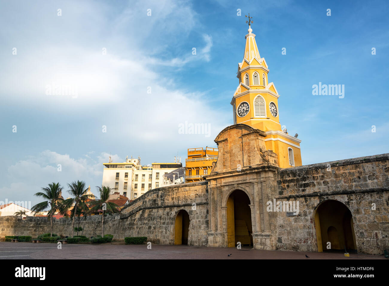 Bellissimo orologio storica Torre di Porta nella storica città coloniale nel centro di Cartagena, Colombia Foto Stock