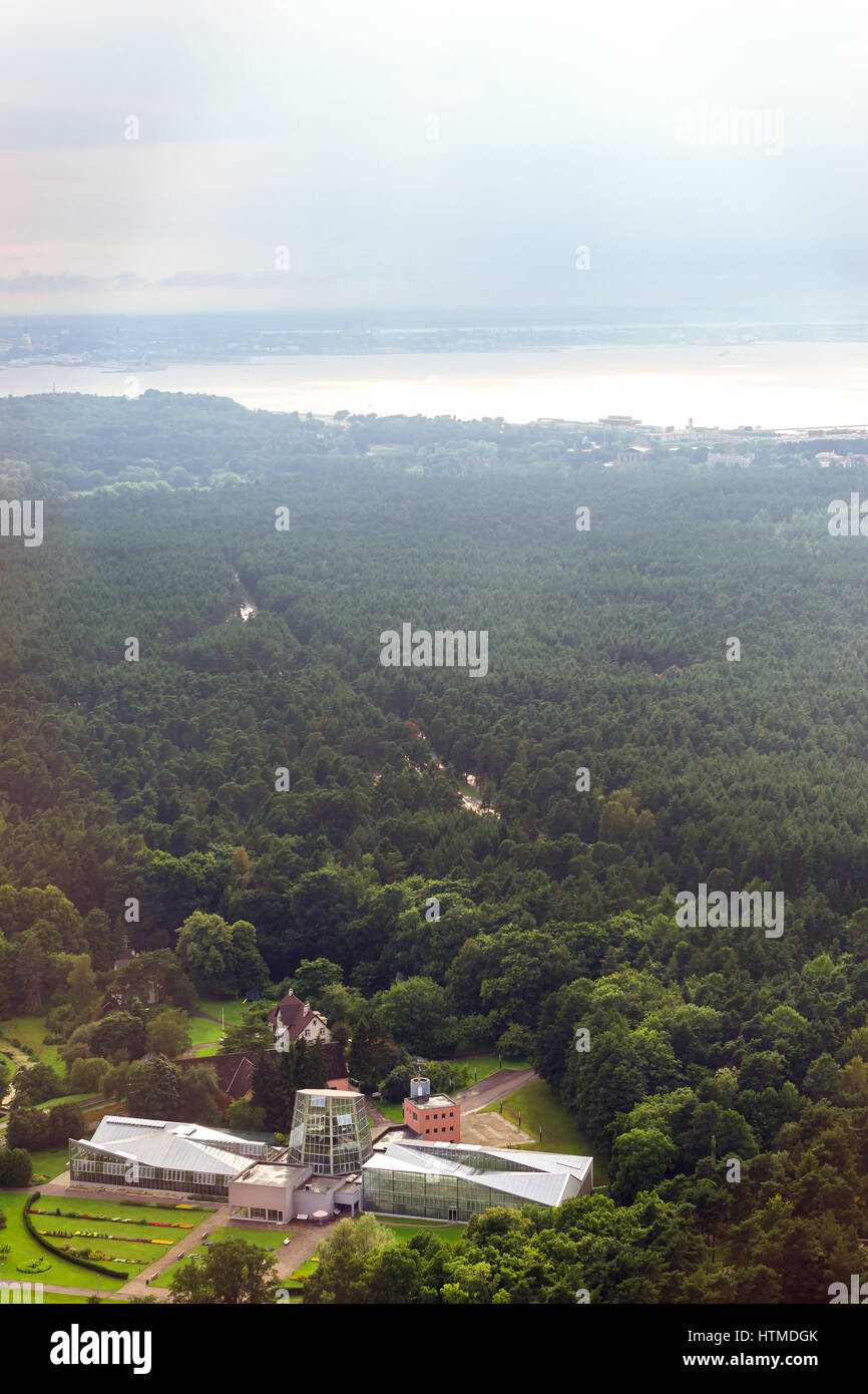 Vista da altezze di Tallinn e Torre della TV su vetro padiglioni, serre e giardini esterni del giardino botanico. Tipi e gli orizzonti delle città baltiche Foto Stock