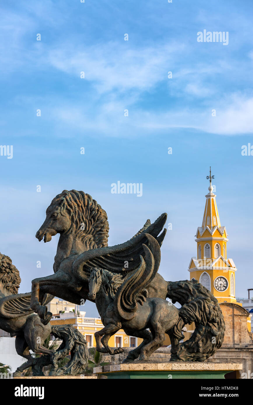 Famose statue di Pegasus e la storica Torre dell Orologio cancello in Cartagena, Colombia Foto Stock