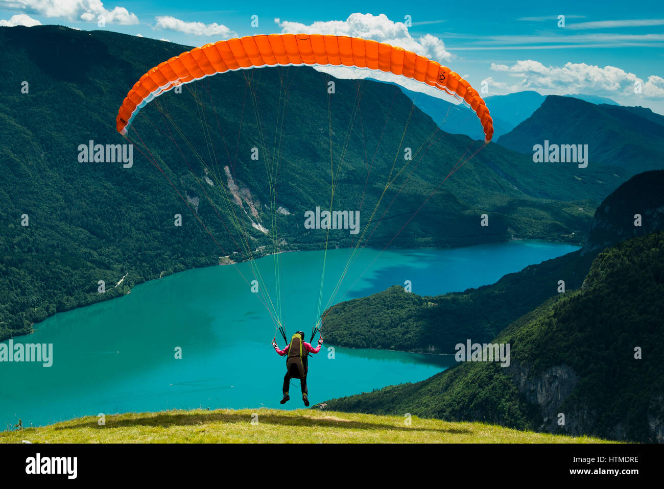 Parapendio a partire sopra il lago di Molveno in Trentino Provincia, Italia Foto Stock