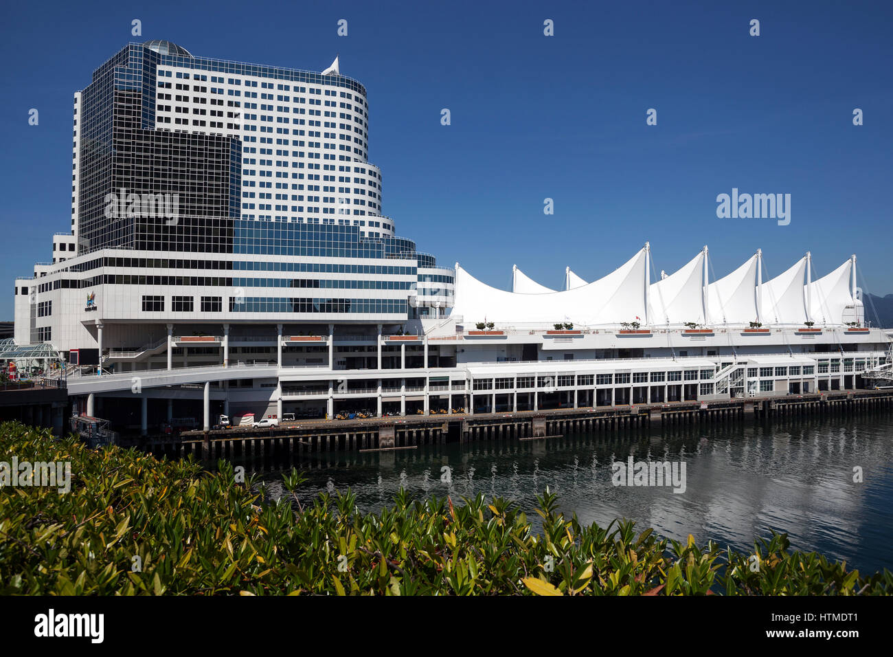 Il Pan Pacific Hotel con centro congressi e fieristico Canada Place con vela-come costruzione, architetto Ed Zeidler, Vancouver Foto Stock