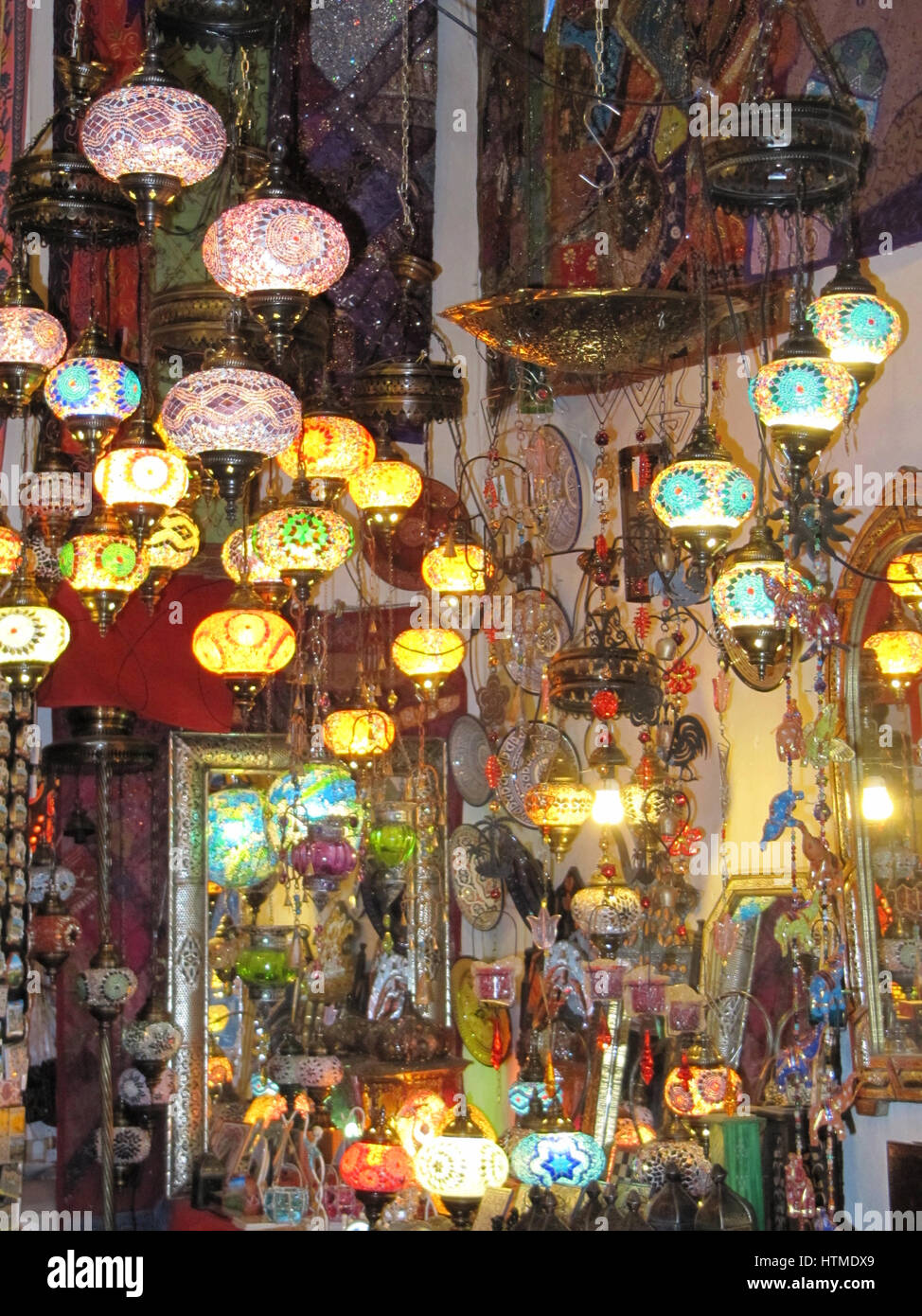 Arabo shop. Bazaar acquista in arabo, lampade orientali, panno e artefatti. Abstract full frame di colore. Granada, Spagna. Foto Stock