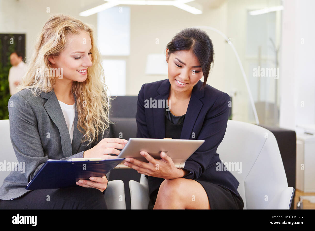 Giovani donne business riunione di pianificazione nel lavoro di squadra con la compressa Foto Stock